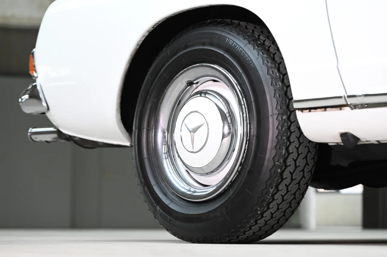 Mercedes Benz 230SL